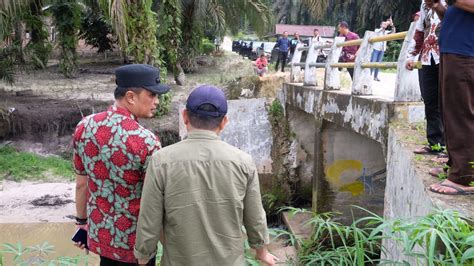 Penjabat Bupati Muaro Jambi Bachyuni Meninjau Jembatan Mengalami