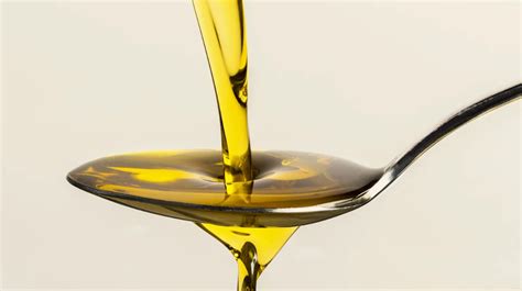 Canola Oil Vs Olive Oil What S The Difference Best Cooking Oil