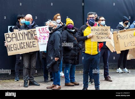 Protesters holding protest signs hi-res stock photography and images ...