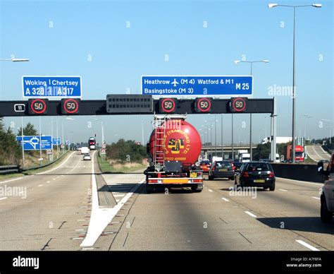 M25 motorway junction 11 slow moving traffic obscured number plates ...