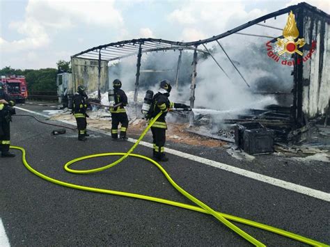 Nogarole Rocca Tir Con Merci Pericolose Si Incendia Brennero Chiusa