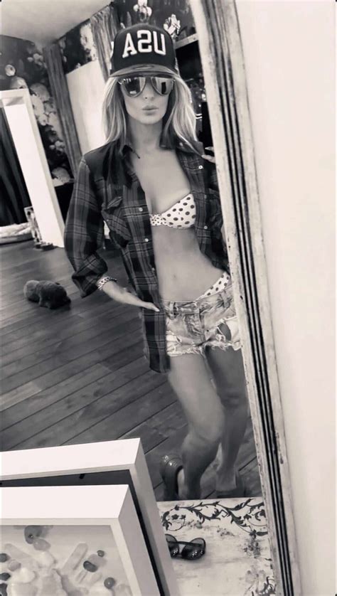 Jessica Simpson Flaunts Her Plunging Red Hot Bikini In Rare Selfie