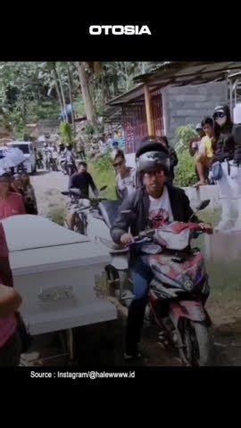 Agak Lain Para Pemotor Ini Berikan Penghormatan Terakhir Dengan Cara