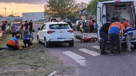 Una Mujer Y Sus Dos Hijos Sufrieron Graves Fracturas Al Chocar En Moto