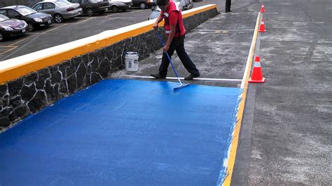 Coloreando El Asfalto De Un Estacionamiento Con Un Recubrimiento