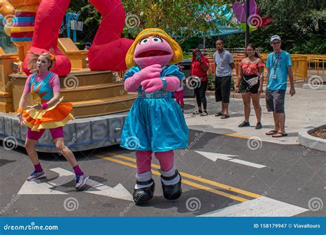 Prairie Dawn And Woman Dancer In Sesame Street Party Parade At Seaworld