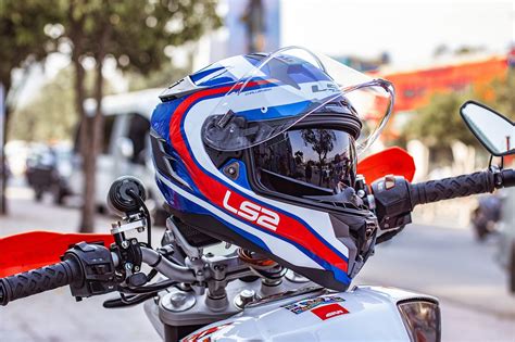 Quels Accessoires Sont Indispensables Pour Un Casque Moto