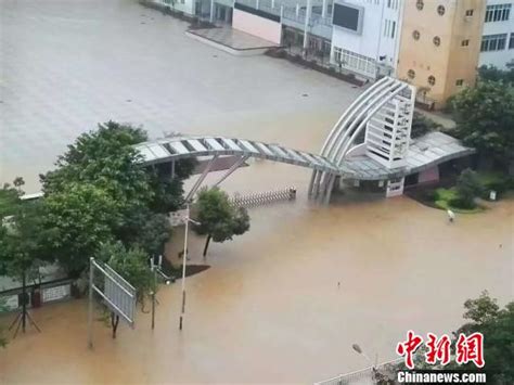 广西柳州连夜暴雨致多处被淹 公交车停运学校停课 柳州市 暴雨 公交车 新浪新闻