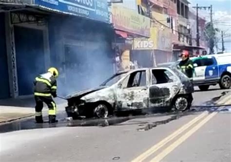 Carro fica destruído após pegar fogo em Manaus Manaustime