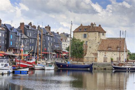 Barcos Dos Peixes No Porto De Fecamp No Franco De Normandy Foto De