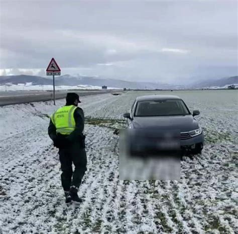 La Guardia Civil Auxilia A Un Conductor En Una Salida De V A En