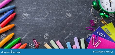 Surtido De Fuentes De Escuela Creyones Plumas Tizas Foto De Archivo