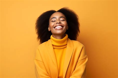 Foto De Uma Mulher Negra Feliz No Fundo Do Est Dio E Espa O De C Pia