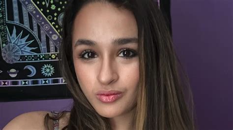 Jazz Jennings Wears A Low Cut Floral Dress For New Selfies At Concert With Friends After Drastic