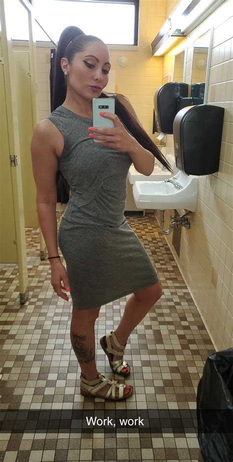 Work bathroom selfie 😂😂😂 : r/selfie