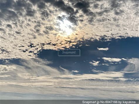 雲の隙間から見える太陽の写真・画像素材 6047166 Snapmart（スナップマート）