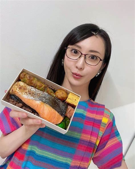 松澤千晶さんのインスタグラム写真 松澤千晶instagram「立派な鮭🐟 このお弁当、凄く美味しかったです！ 次回もよろしくお願い