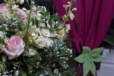 En Stor Bukett Av Olika Blommor Arkivfoto Bild Av Blommor Modernt