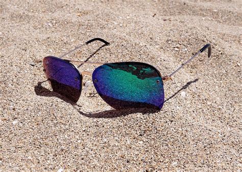 Cómo deben ser unas gafas para ir a la playa Moda Salud Visual