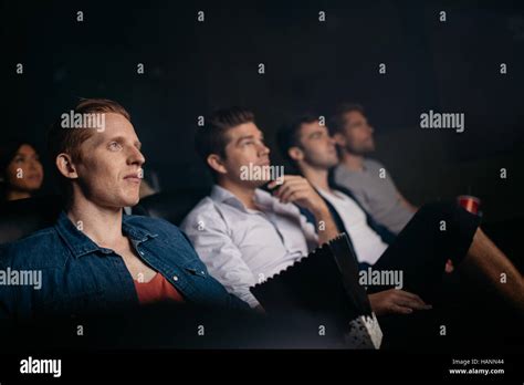 Grupo De Gente Sentada En El Cine Multiplex Jóvenes Amigos Viendo La