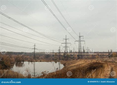 Steenkoolkrachtcentrale In Mooi Gebiedshoogtepunt Van Bomen En Meer