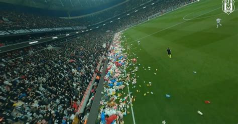 Lluvia de peluches en un partido de fútbol turco para los niños