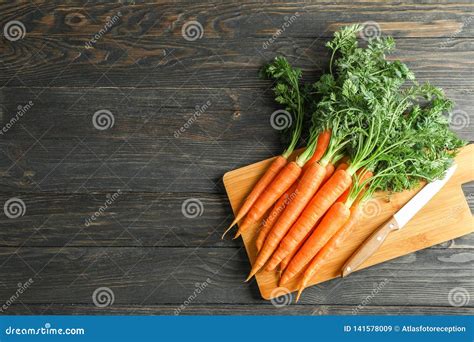 Placa De Corte Cenouras E A Faca Maduras Imagem De Stock Imagem