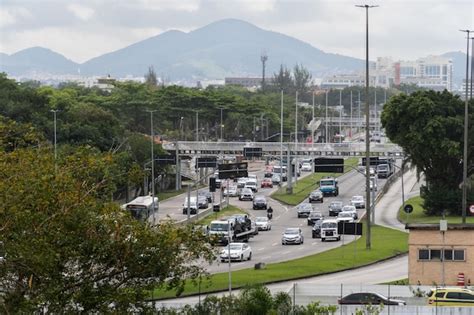 Trânsito intenso na avenida ayrton senna no bairro barra da tijuca na