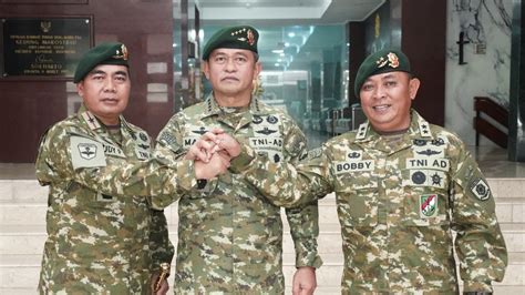 Foto Jenderal Maruli Lantik Brigjen TNI Rudi Jadi Panglima Divif 1 Kostrad