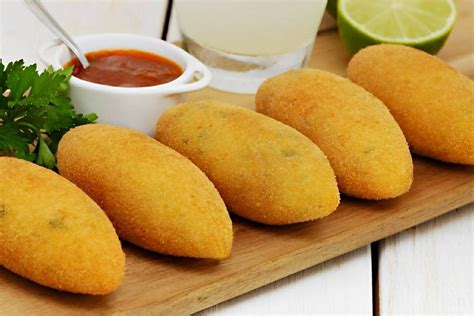 Bolinho de aipim recheado um salgo delicioso e bem fácil de fazer