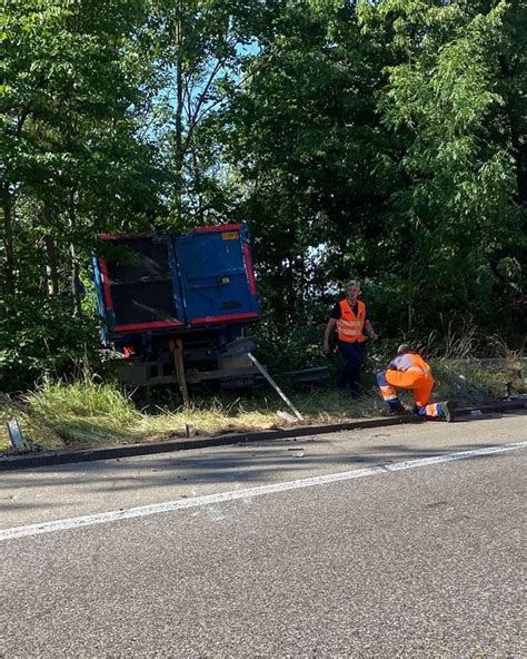 Lastwagen M Ht Auf A Bei H Gendorf Alle Leitplanken Um Und Landet In