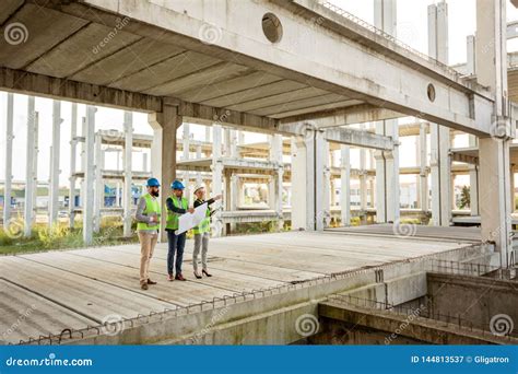 Equipe De Arquitetos Bem Sucedidos E Dos S Cios Comerciais Que