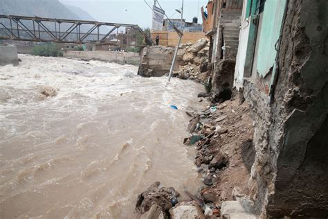 Fuerte Caudal Del Río Rímac Derribó Parte De Un Muro De Contención En