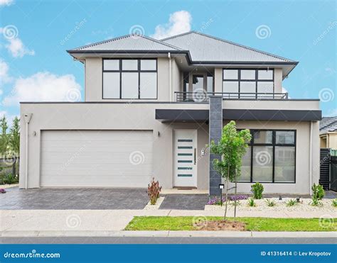 Modern Suburban House Stock Photo - Image: 41316414