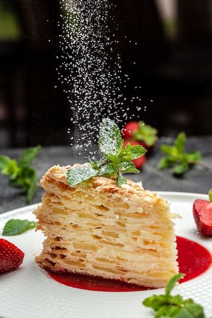 Morceau De Gâteau De Napoléon Crème De Vanille Crémeuse Pommes Et