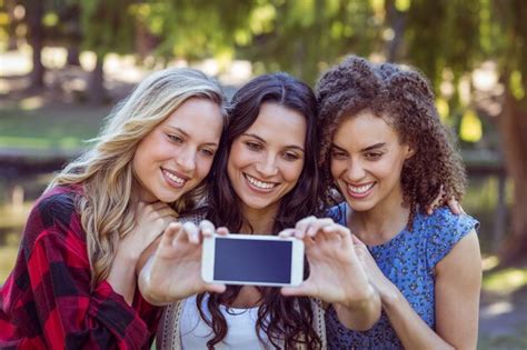 Felices Hipsters Tomando Una Selfie Foto Premium