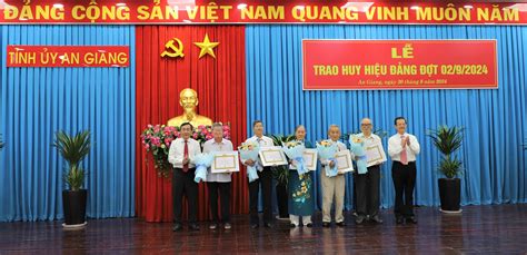 Ban Thường vụ Tỉnh ủy An Giang trao Huy hiệu Đảng đợt 2 9 Cổng thông