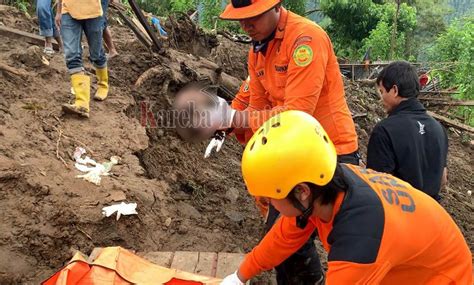 Terkini Potongan Tubuh Korban Longsor Palangka Total Korban Meninggal