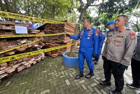 Ditpolairud Polda Kalsel Gagalkan Pengiriman Kayu Ke Surabaya