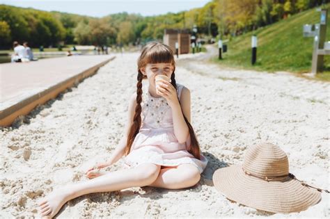 Bonne Petite Fille Mangeant Des Glaces Sur La Plage En Vacances D T