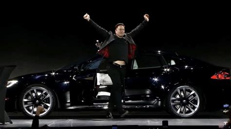 Elon Musk D Spettacolo A Bordo Della Tesla Model S Plaid Test