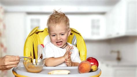 Alimentando a los niños pequeños Foto Premium