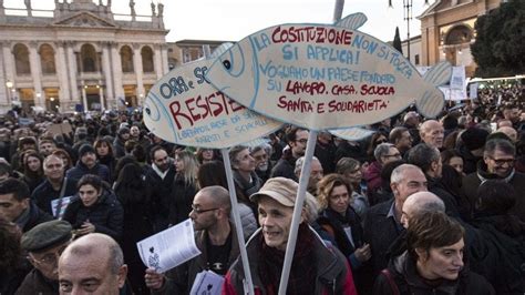 Le Sardine Il Gennaio A Riace Con Mimmo Lucano In Piazza A Favore