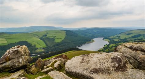 Walking to the Wheel Stones on Derwent Edge – Peak District | BaldHiker