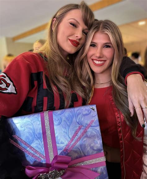 Who is Clark Hunt’s wife, Tavia Shackles?