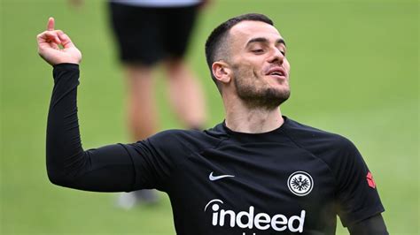 El Eintracht De Frankfurt Se Planta Con Filip Kostic