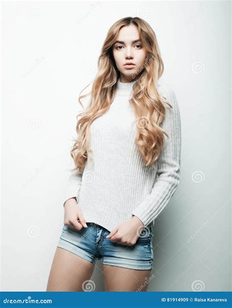 Estilo De Vida Forma E Conceito Dos Povos Mulher Bonita Que Veste A