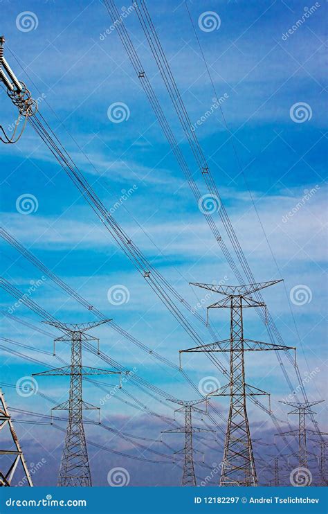 Linhas eléctricas imagem de stock Imagem de perigo céu 12182297