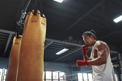 Gimnasia Hombre Cerca De La Bolsa De Punteo Deportista Asi Tico