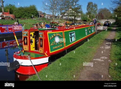 Traditional Painted Narrowboat Hi Res Stock Photography And Images Alamy